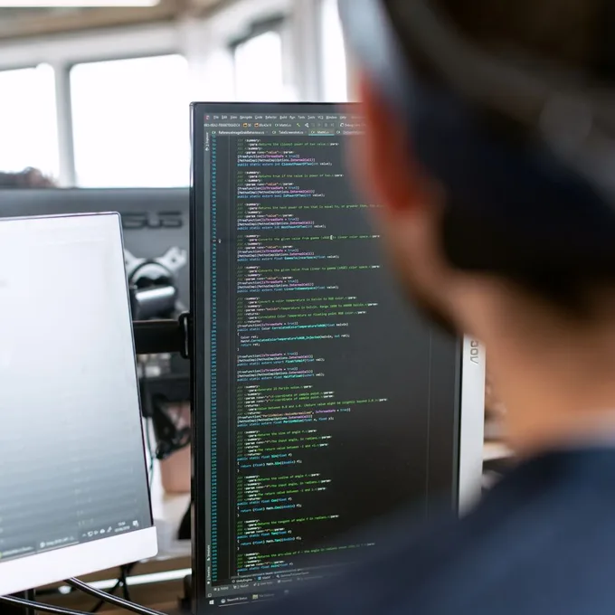 Softwareentwickler am Code